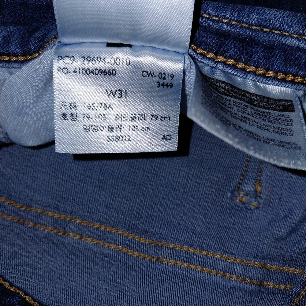 Levi’s Classic Blue Denim Shorts Size 31 High Rise Mom Shorts Mid Length